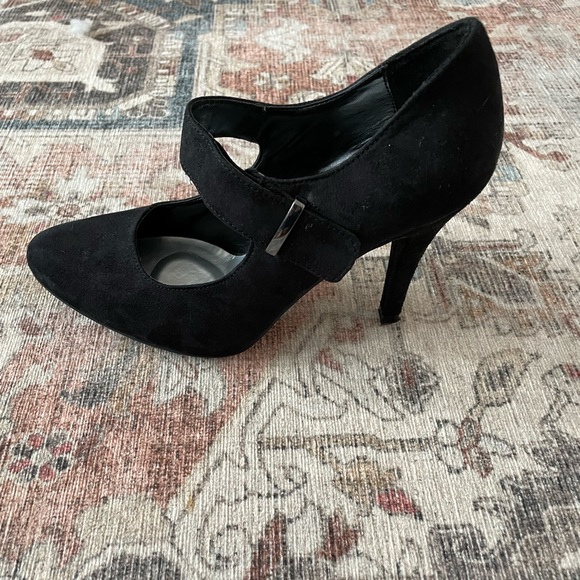 Black, closed toe heels. Faux suede. Size 9 - Picture 4 of 5